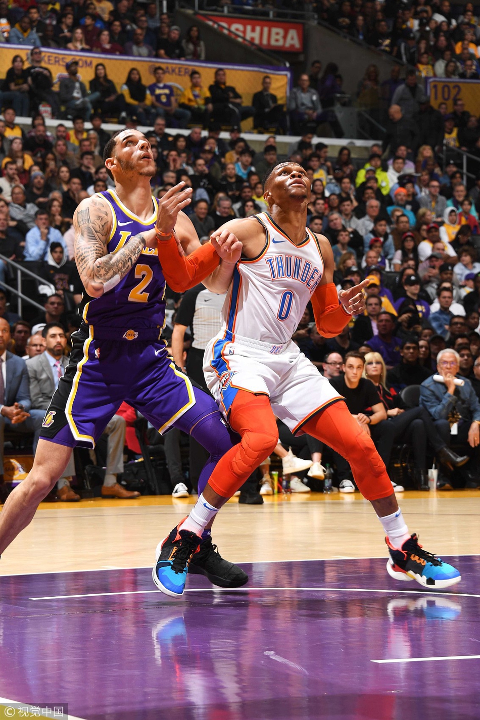 万众瞩目！记者挤满国足赛前新闻发布厅，赛场记者预计超300人.