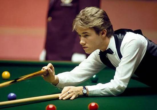 万众瞩目！记者挤满国足赛前新闻发布厅，赛场记者预计超300人.