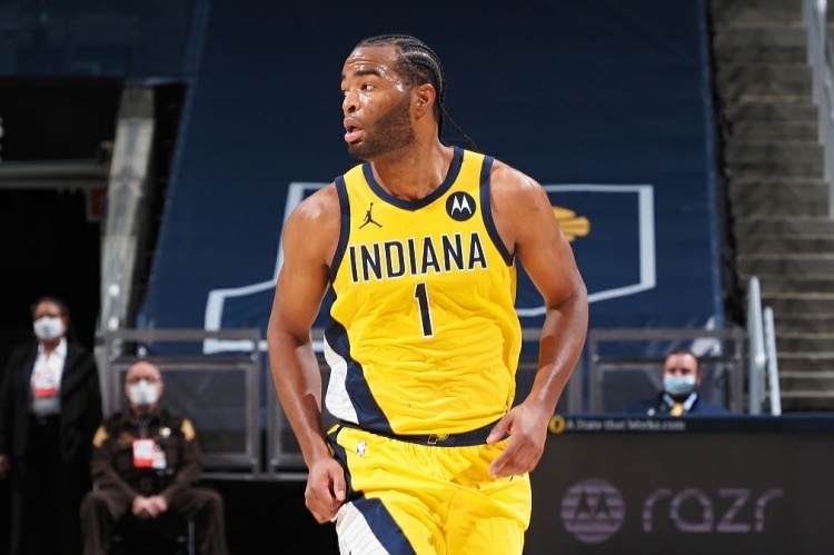 万众瞩目！记者挤满国足赛前新闻发布厅，赛场记者预计超300人.